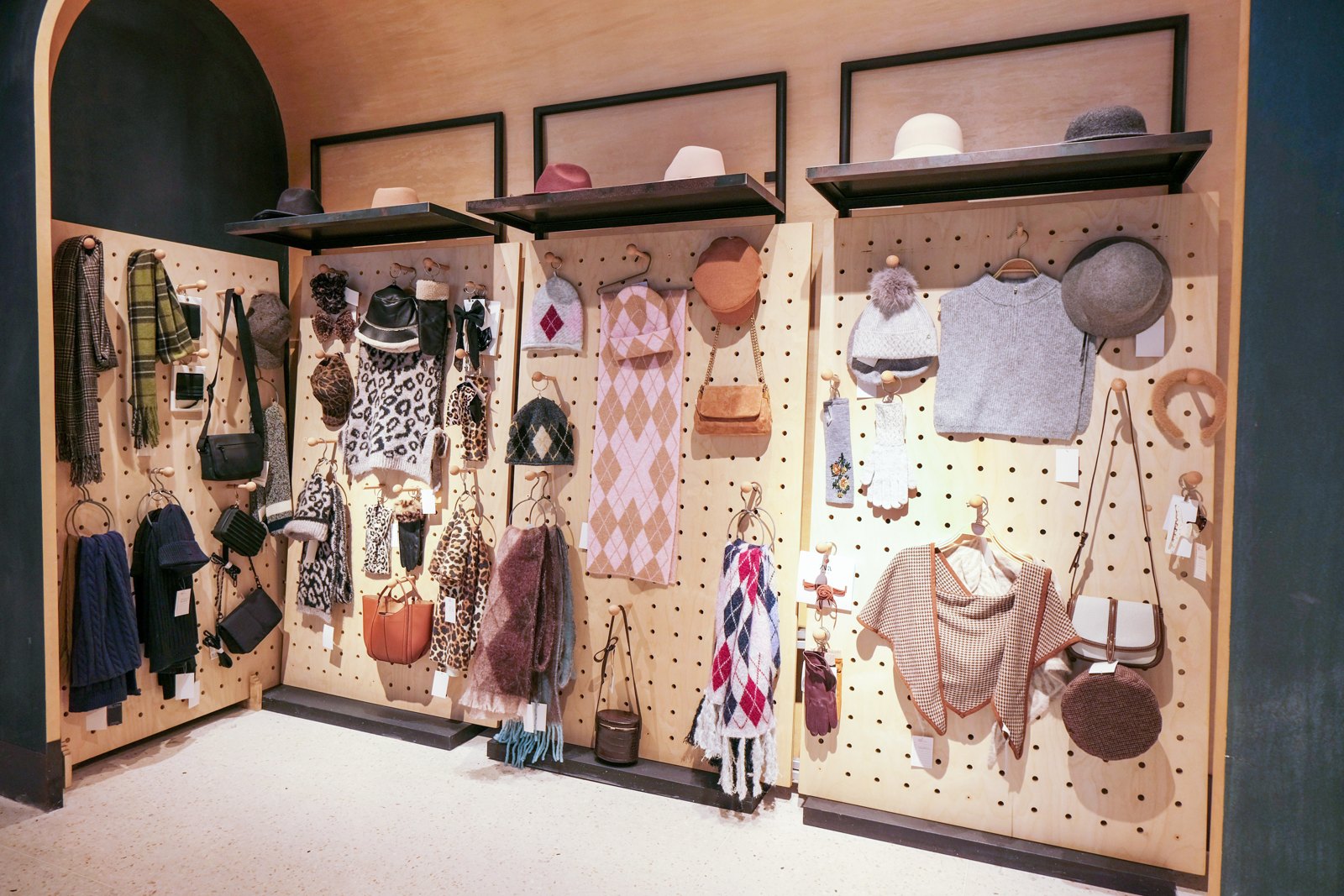 Hangzhou Shunlan showroom — seasonal collection displays